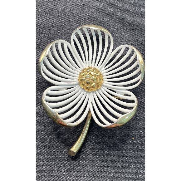 Monet Vintage Marked Brooch Pin White Dogwood Flower Enameled. Beautiful. - Picture 5 of 5